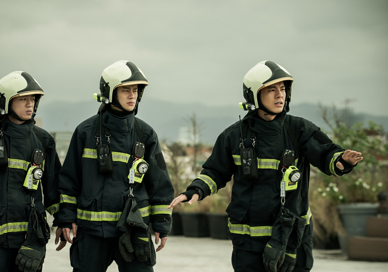 謝章穎(左起)、夏騰宏、林柏宏在頂樓搶救欲輕生民眾