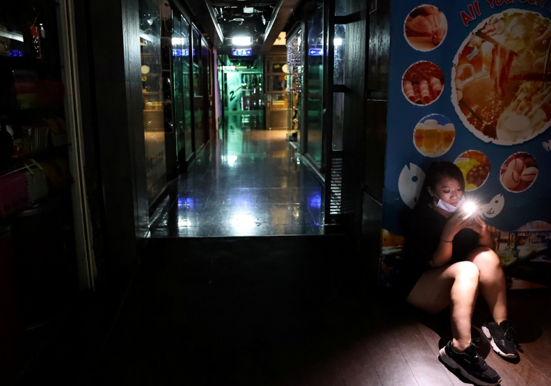 台灣的缺電問題日益嚴峻，將來是否會進入限電的「黑燈」時代？ 達志影像