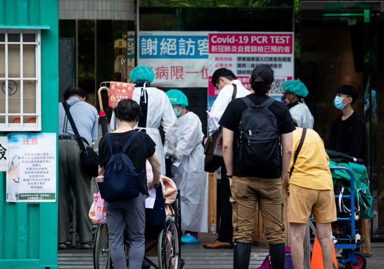 院內感染醫護承受極大壓力,因此民眾更應對第一線的醫護人員多一份信任與肯定。池孟諭攝