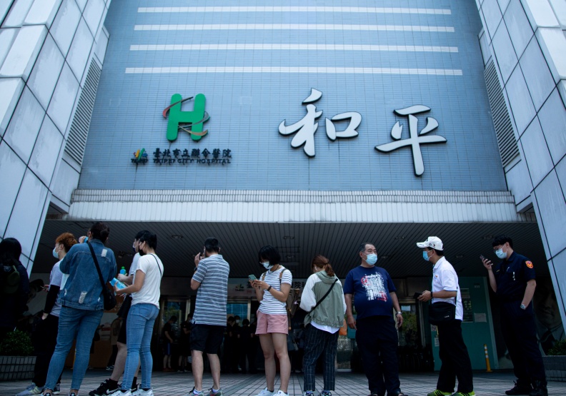 北市萬華淪為重災區，SARS當年曾經封院的和平醫院，這次收治確診的萬華茶室老闆娘，也爆出院內感染事件。池孟諭攝