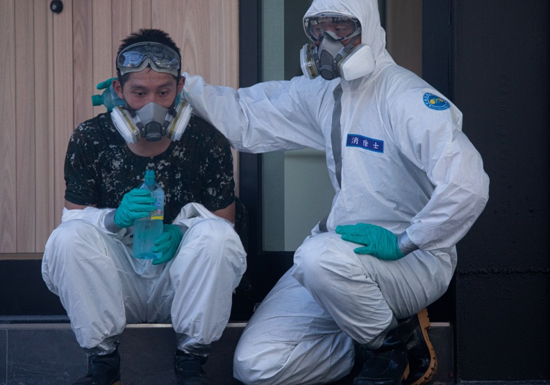 精疲力竭的國軍化學兵，褪下防護裝備，衣服早已濕透，喘口氣、喝口水，已成一種奢求。池孟諭攝