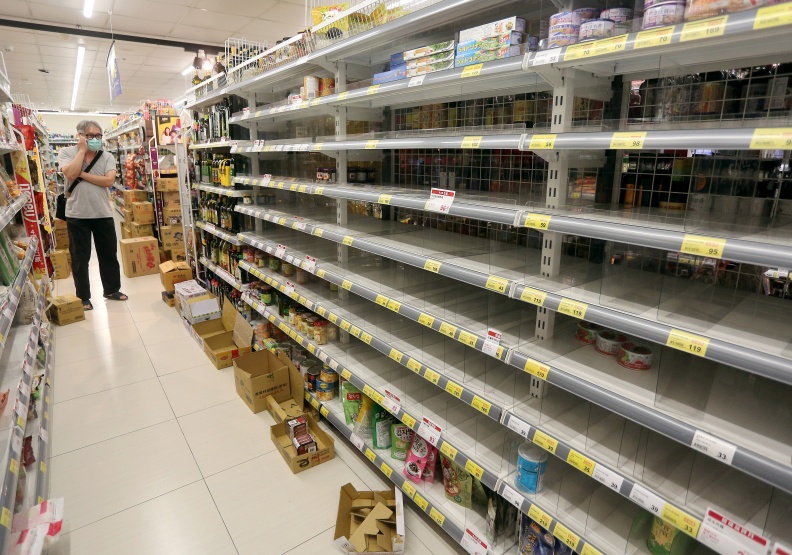 封城傳言四起，恐慌情緒蔓延，各大賣場驚現囤貨潮，採買民眾宛如蝗蟲過境，瞬間掃光所有物資。張智傑攝