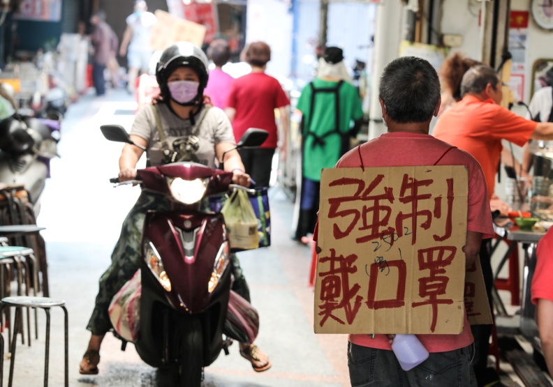 疫情來得又急又猛，傳統市場拉警報，攤商全面繃緊神經，要求所有人務必把口罩戴好戴滿。池孟諭攝