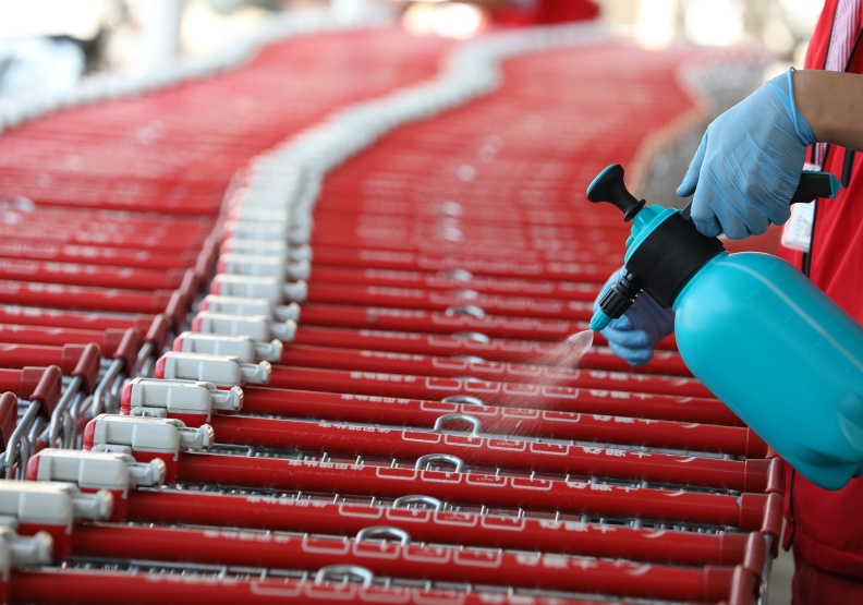 病毒無孔不入，賣場手推車潛藏染疫危機，工作人員頻繁清消，試圖阻斷可能的傳播鏈。蘇義傑攝