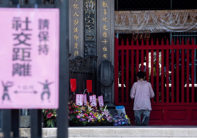 昔日寺廟香火鼎盛的景況不再，信眾無語問蒼天，祈求天佑台灣，讓百年瘟疫盡早遠離，回歸平靜的生活。池孟諭攝