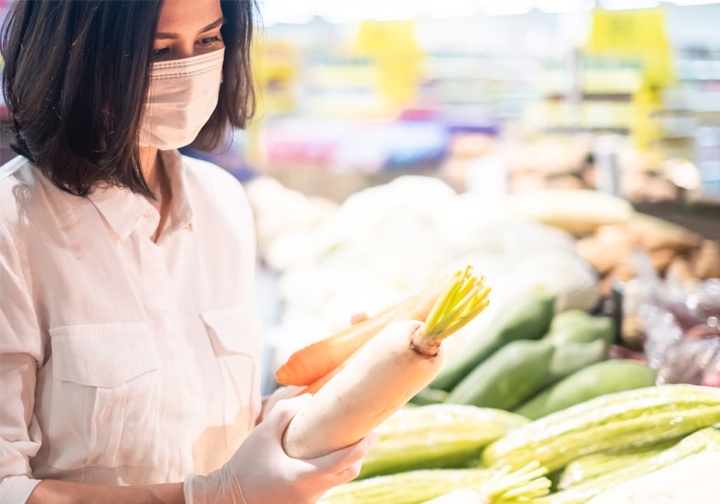 買菜、上市場擔心接觸病毒？醫師提9點防疫，食材這樣處理更安心