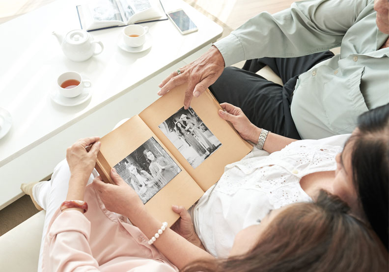 利用家庭過去成長的照片，能幫助長者增加對人物的識別。僅為情境配圖，取自shutterstock