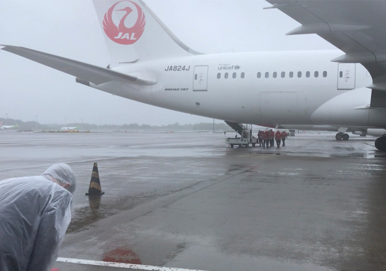 駐日代表謝長廷今早冒雨向載運AZ疫苗的日航專機鞠躬表示感謝。台北駐日代表處提供