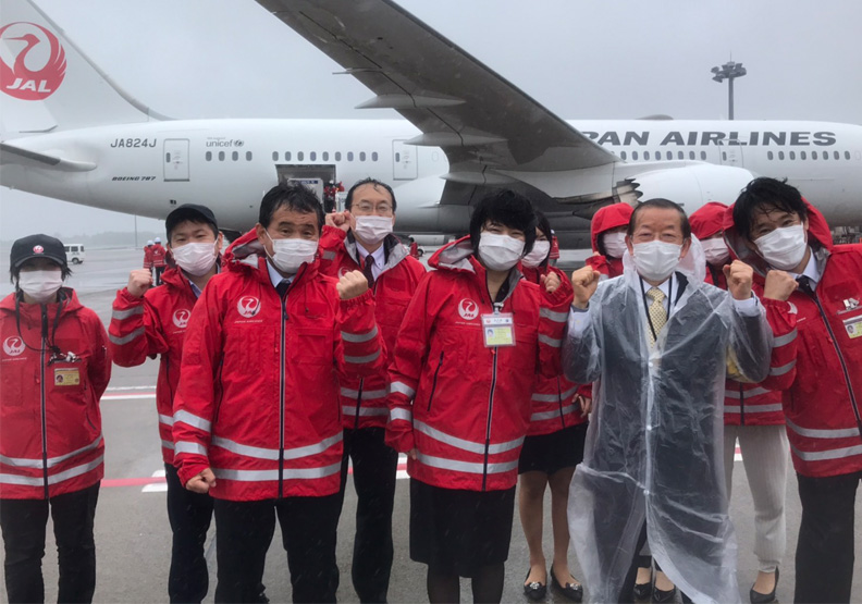 駐日代表謝長廷與運送疫苗相關日方工作人員合影。台北駐日代表處提供