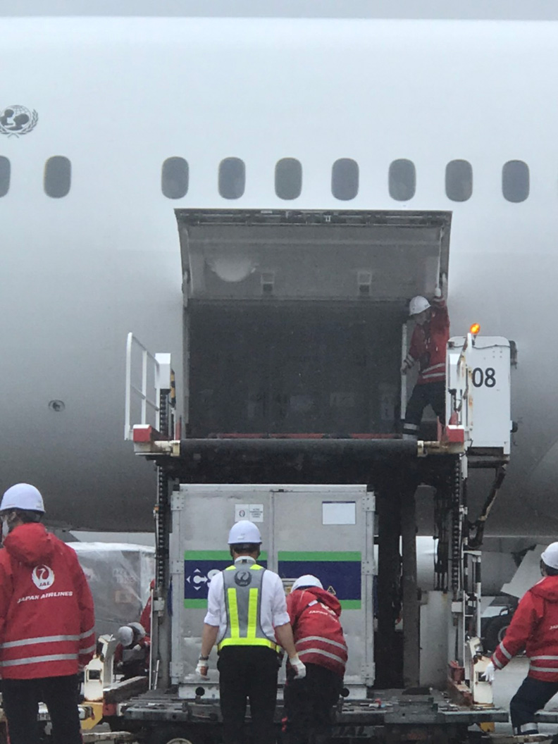 124萬劑AZ疫苗登機畫面。台北駐日代表處提供