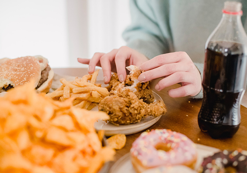 嗜吃洋芋片、速食、可樂、加工食品、重口味等食物的飲食習慣,也是加遽白髮問題發生的罪魁禍首之一。僅為情境配圖,取自Pexels