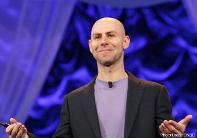 因為不想輸，所以賭更大？華頓商學院教授：人愈聰明，愈善於找理由說服自己是對的