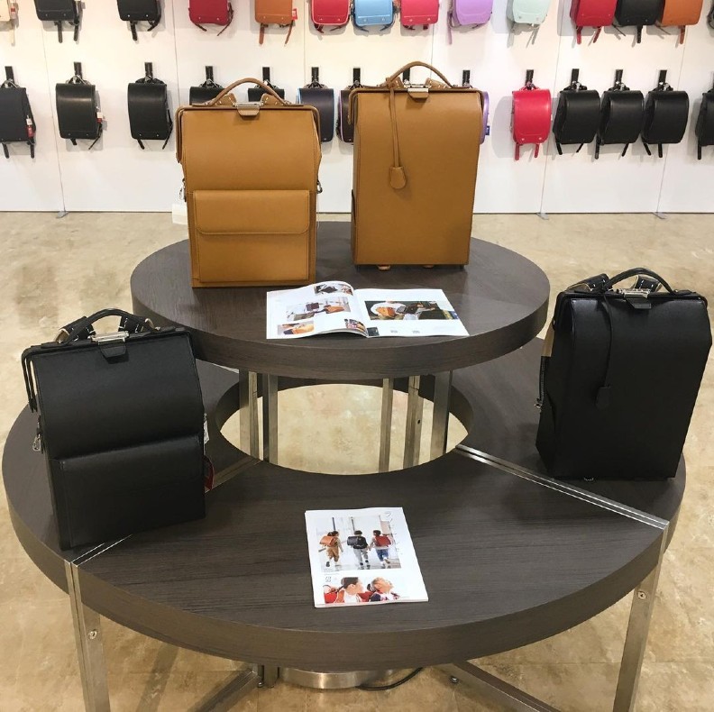 三越伊勢丹百貨銷售的小學生書包。