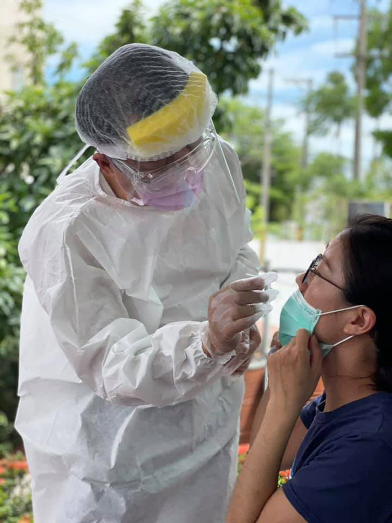 台南市前副市長顏純左醫師，協助企業進行快篩。