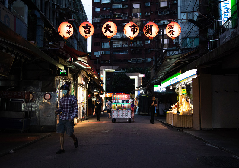 圖／三級警戒下的通化夜市，已不見往日熙攘榮景。池孟諭攝