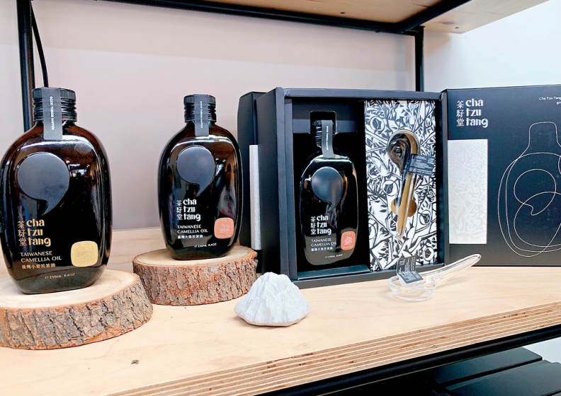 茶籽堂生產的苦茶油,外型包裝猶如一瓶威士忌。圖片由天下文化提供