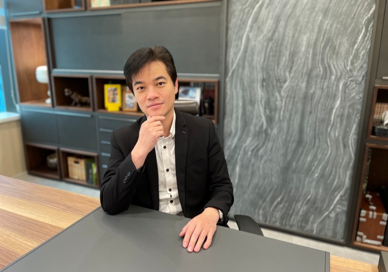吾蜂美味集團總經理吳宣賢表示，將補助員工居家辦公的筆電設備及線上進修課程費用。吾蜂美味集團提供