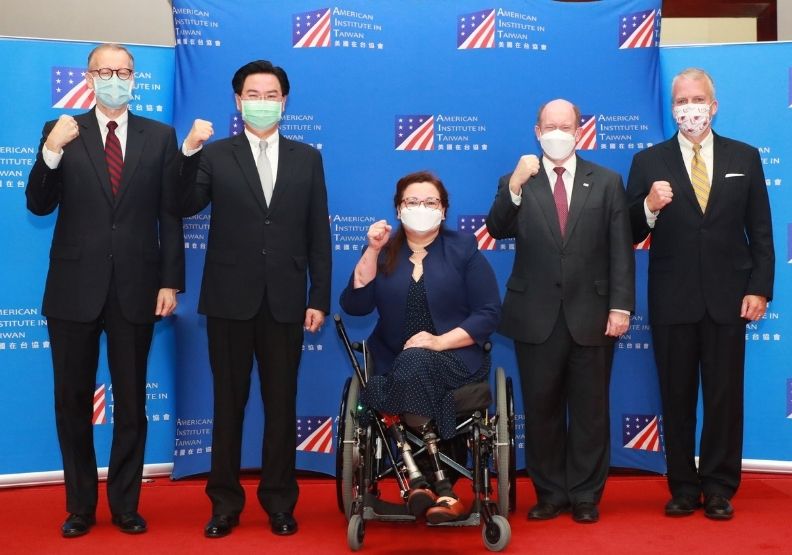美國聯邦參議員蘇利文（Daniel Scott Sullivan）（右起）、昆斯（Christopher Andrew Coons）、達克沃絲（Ladda Tammy Duckworth）6日上午搭乘專機來台訪問，與外交部長吳釗燮（左2）、AIT處長酈英傑（左）在松山空軍指揮部召開記者會。外交部提供。