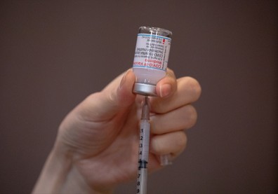 莫德納、AZ疫苗比一比！一張表看懂「副作用」關鍵數據