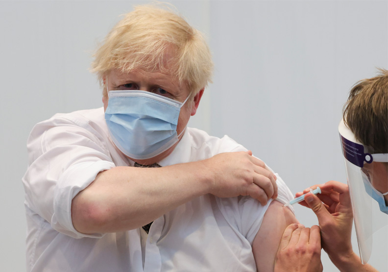 圖／英國首相強生上週完成兩劑疫苗接種。Flickr by Number 10