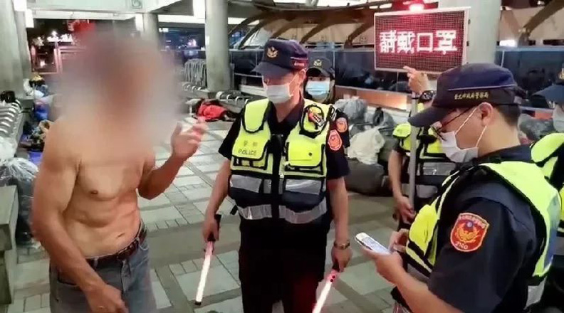 警方上街宣導並稽查防疫作為,要求民眾外出時戴口罩。聯合新聞網提供