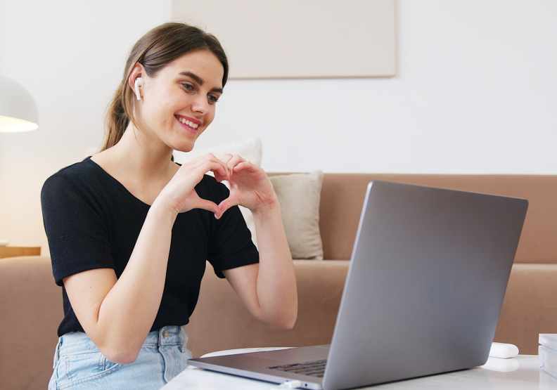 疫情限制人們行動,但也加速了數位工具的發展與應用,僅為情境配圖。圖片來自pexels