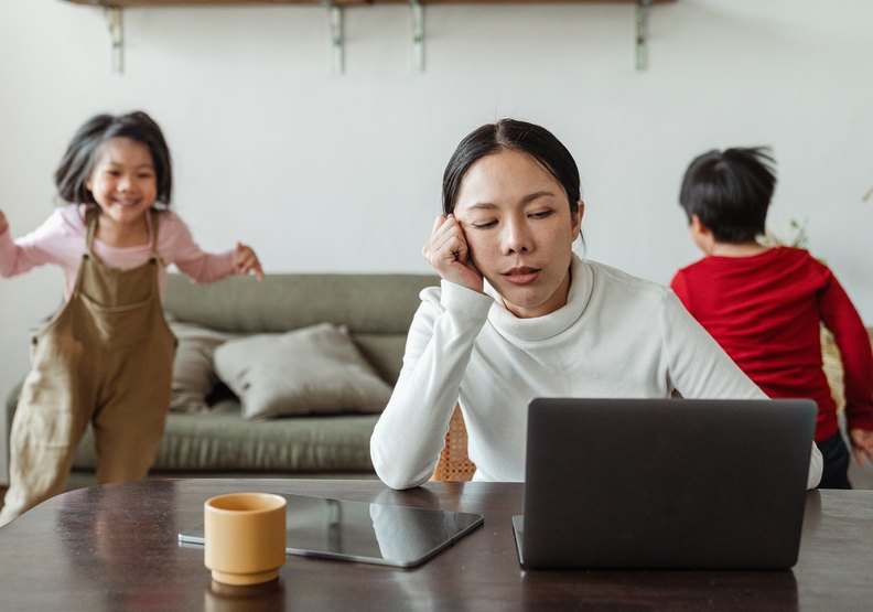 疫情時間，家長同時要工作又要照顧小孩，令人吃不消。pexels