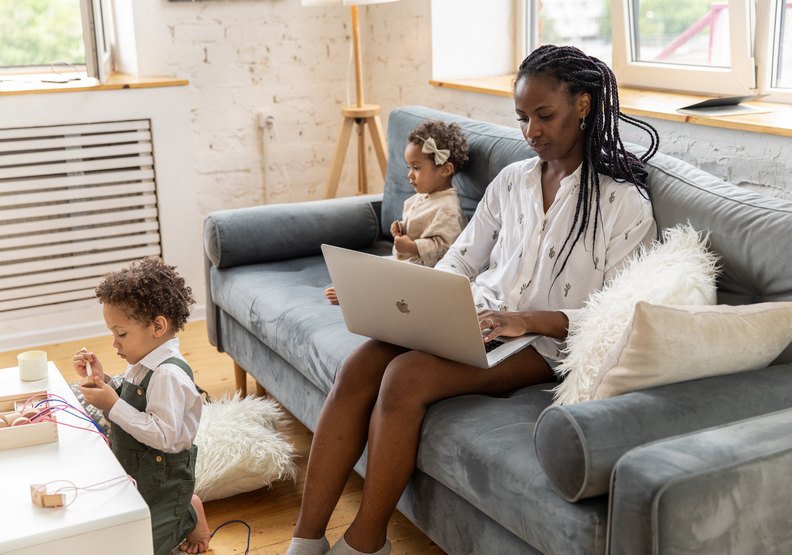 要應付兩個孩子的家長壓力又更加巨大。pexels