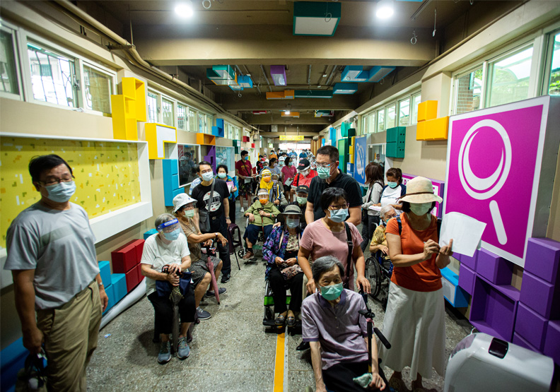 老人疫苗接種第一天狀況。池孟諭攝