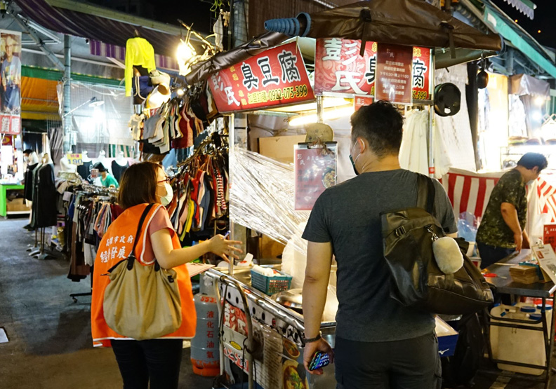 瑞豐夜市15日晚間恢復營運,高雄市政府提供。