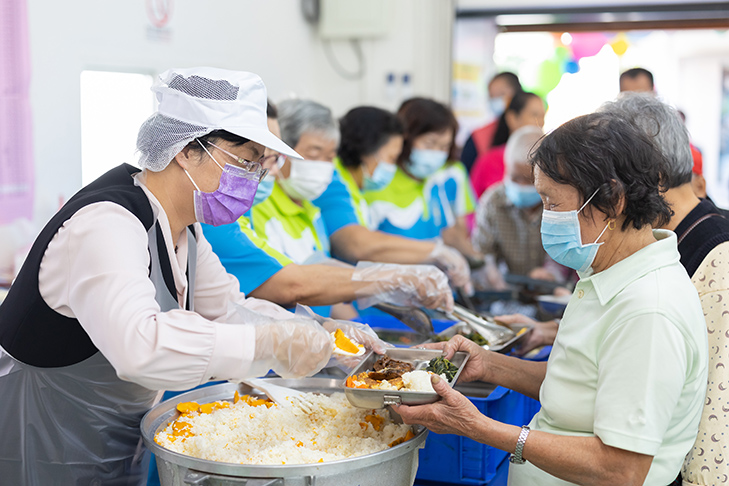長者就近至居家附近的社區照顧關懷據點,與左鄰右舍一起學習、運動、共餐,讓社區充滿人與人間互動的溫暖。