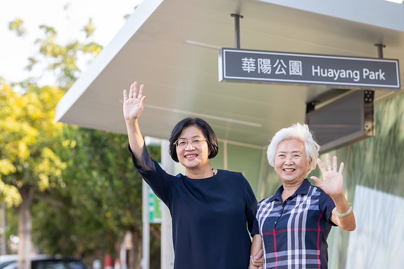 在彰化,公車是最主要的大眾運輸工具,幸福候車亭透過智慧站牌的引入,提高通勤者的舒適感。