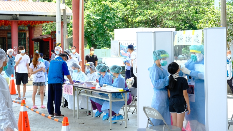 寶山快篩採檢一條龍提供預約民眾報到、採檢,減少接觸交叉感染風險,快篩抗原檢測約15分鐘後即可得知結果。