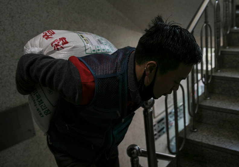 許多老舊公寓必須自己爬上樓，也增加物流司機工作的負擔。koreaherald