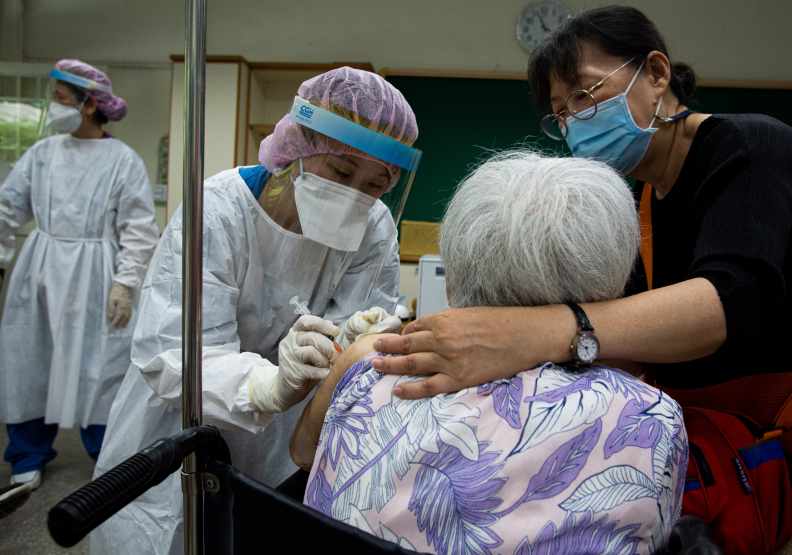 高齡者為感染新冠肺炎死亡率較高的一群，近日已開始接種疫苗。遠見池孟諭攝影