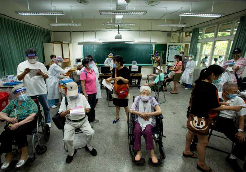 提高照顧者的疫苗接種，可能比提供住民疫苗接種更為重要，圖為高齡長者等待疫苗接種時的情形。遠見池孟諭攝影