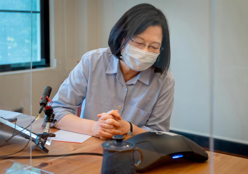 圖／總統蔡英文今致電藝人賈永婕、資深媒體人黃光芹。取自蔡英文臉書粉絲專頁
