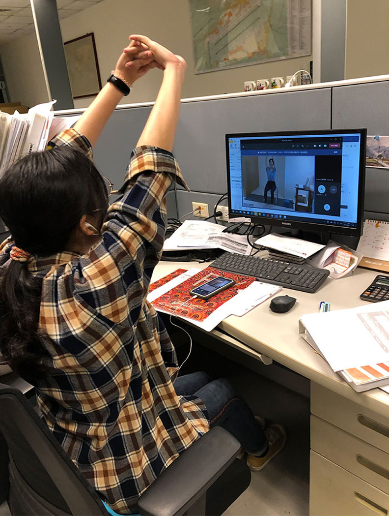 同仁在做線上瑜珈。神基科技提供