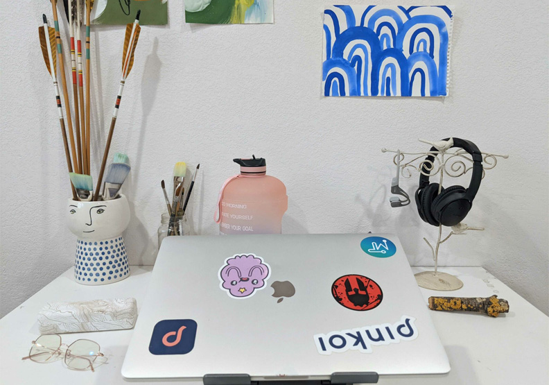 Mai在家中的工作站。Pinkoi提供