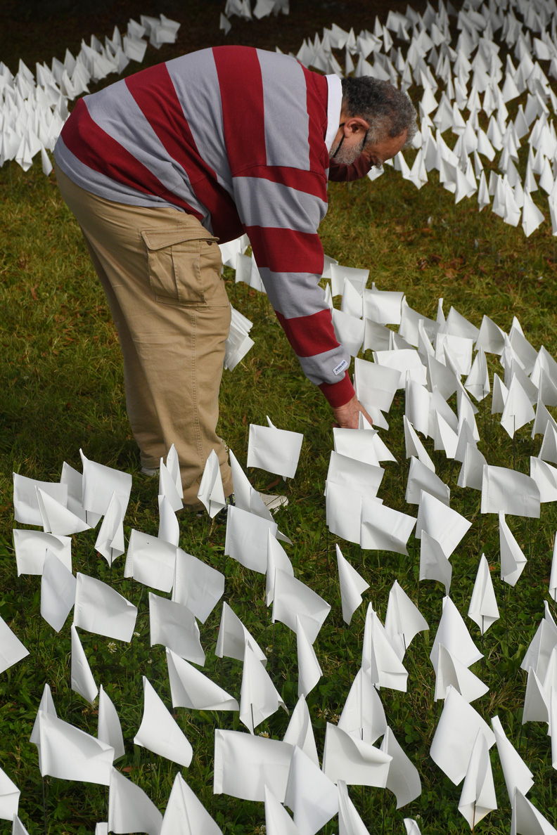 民眾插白旗哀悼因COVID 19死亡的病患們。Flickr by Amaury Laporte