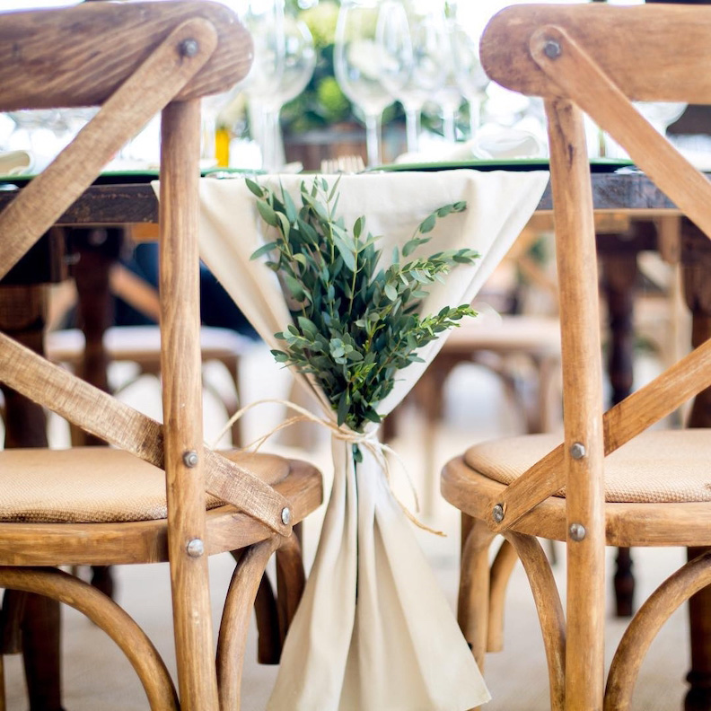 桌巾綁起來，中間放植物增加自然氣息。（圖片來源／IG：marialimon）