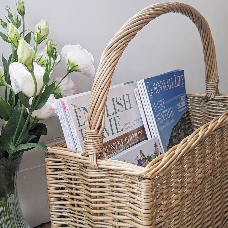 雜誌放編織提籃，成為美麗的風景。（圖片來源／IG：lavendercoastinteriors）