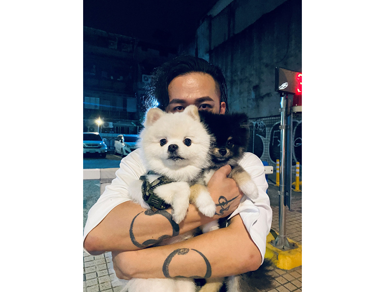 周裕穎與愛犬白寶（左）、蹦迪（右）合影。（圖／Just in XX）