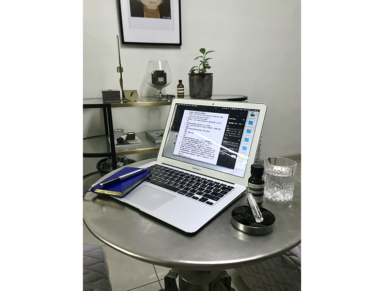 吳日云除了擔任Austin W.主理人，也是實踐大學服裝設計學系講師，因此在家辦公期間仍然線上授課。（圖／Austin W.）