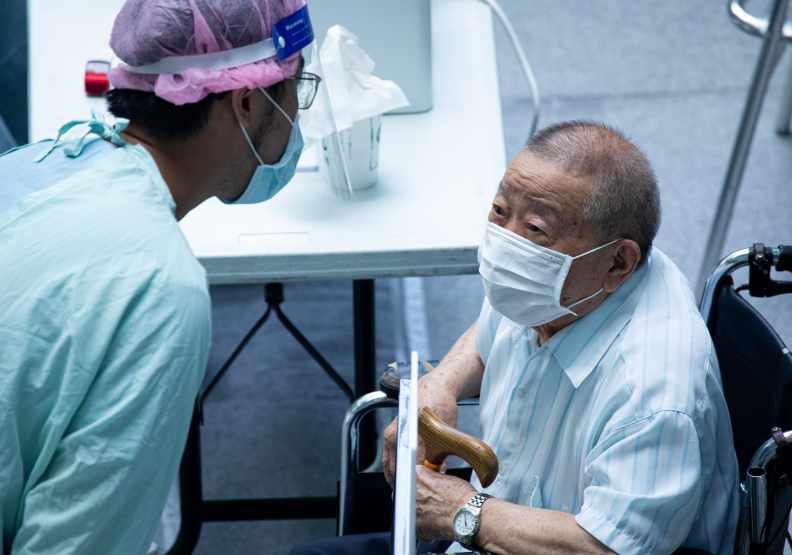慢性病防猝死！長輩「打疫苗三大問題」一次解答