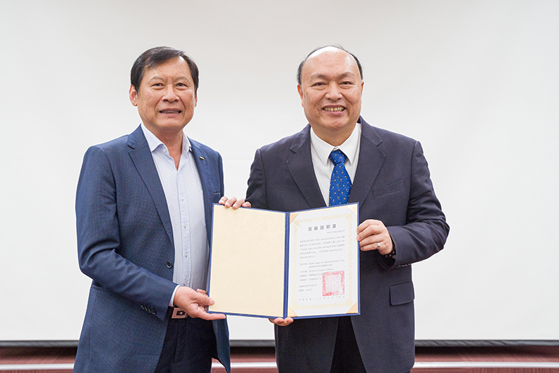 碁峰資訊贈北商大上千萬的專業證照測試軟體，培育專業資訊人才(圖左為碁峰資訊董事長廖文良、右為北商大校長張瑞雄)。