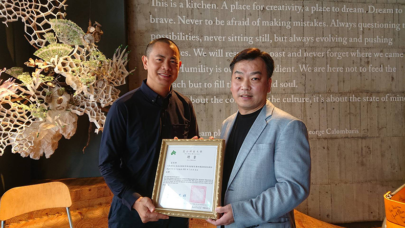 崑山科大聘請米其林主廚江振誠(左)擔任講座教授，李天祥校長(右)親頒聘書。