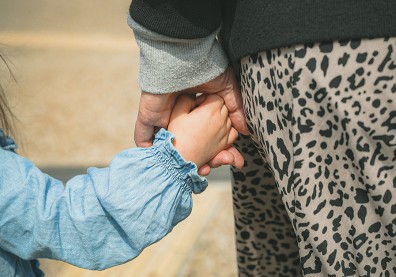 直到「她」去世後，才如洪水般道出的故事：溫暖而療癒的小川糸與帶給自己痛苦記憶的母親