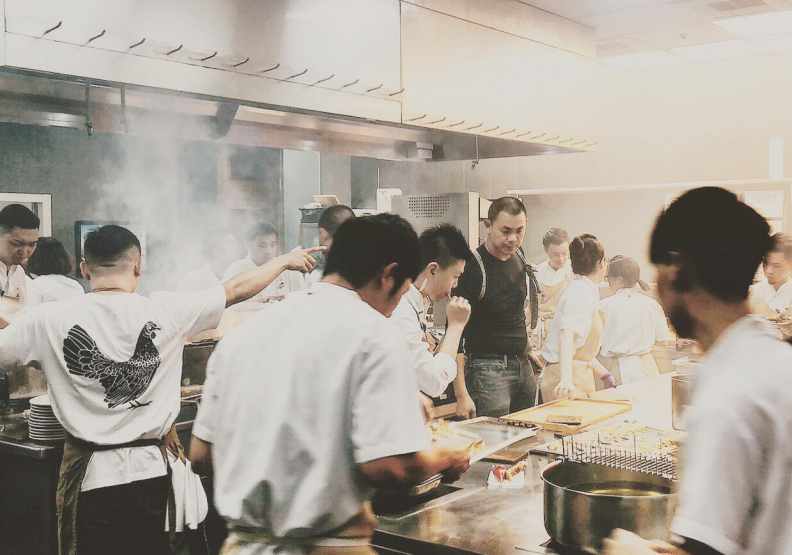 江振誠與RAW員工一整年都很忙,他希望不斷研發新菜色。圖片來自臉書@rawtaipei