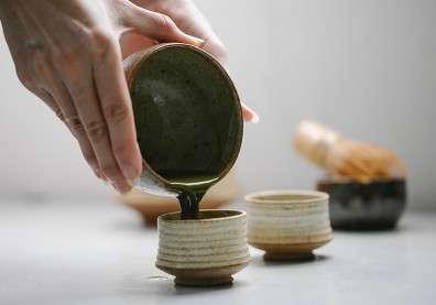 不知尊重他人的陌生人、排隊結帳隊伍前難搞的顧客……用「茶道」之心，處之淡然